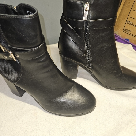 Jones New York Womans Black "Gillie" Ankle Boot Size 10 - Picture 2 of 9